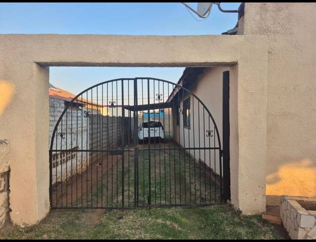 3 BEDROOM HOUSE FOR SALE IN ENNERDALE EXT 1